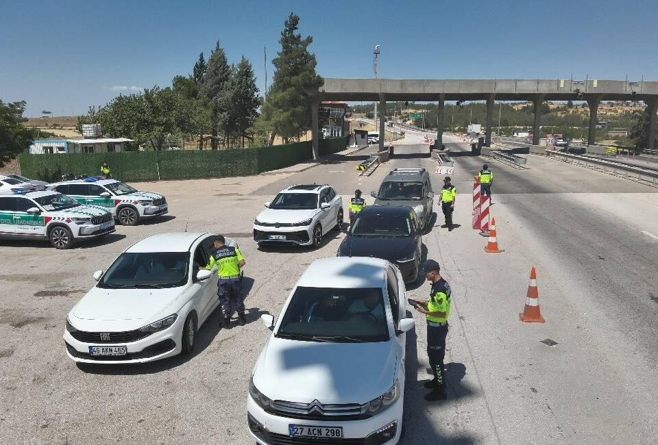Gaziantep İl Jandarması tarafından otoyolda yapılan denetimlerde, sol şeridi sürekli