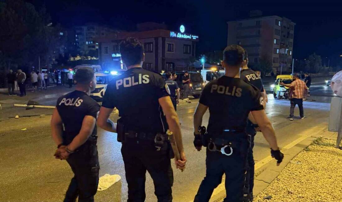 Gaziantep'te Beykent Mahallesi'nde 3 otomobilin karıştığı trafik kazasında 6 kişi