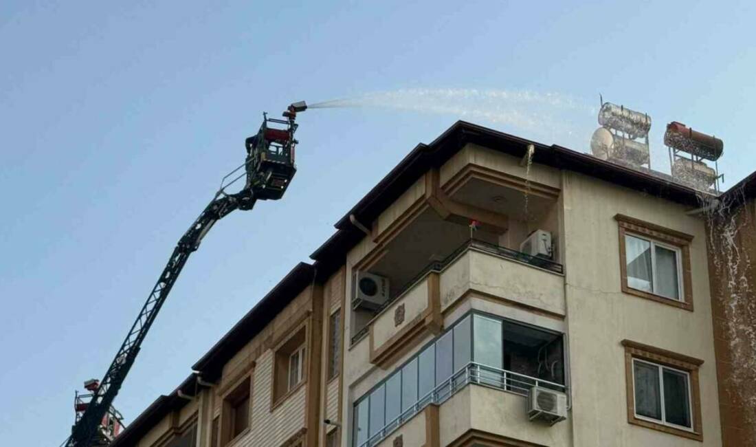Gaziantep’te 6 katlı bir binanın çatısında çıkan yangın paniğe neden