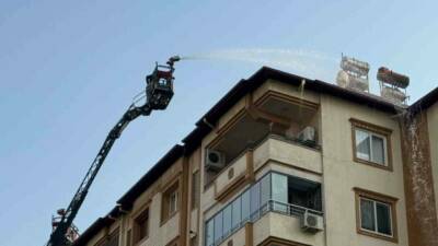 Gaziantep’te 6 katlı bir binanın çatısında çıkan yangın paniğe neden