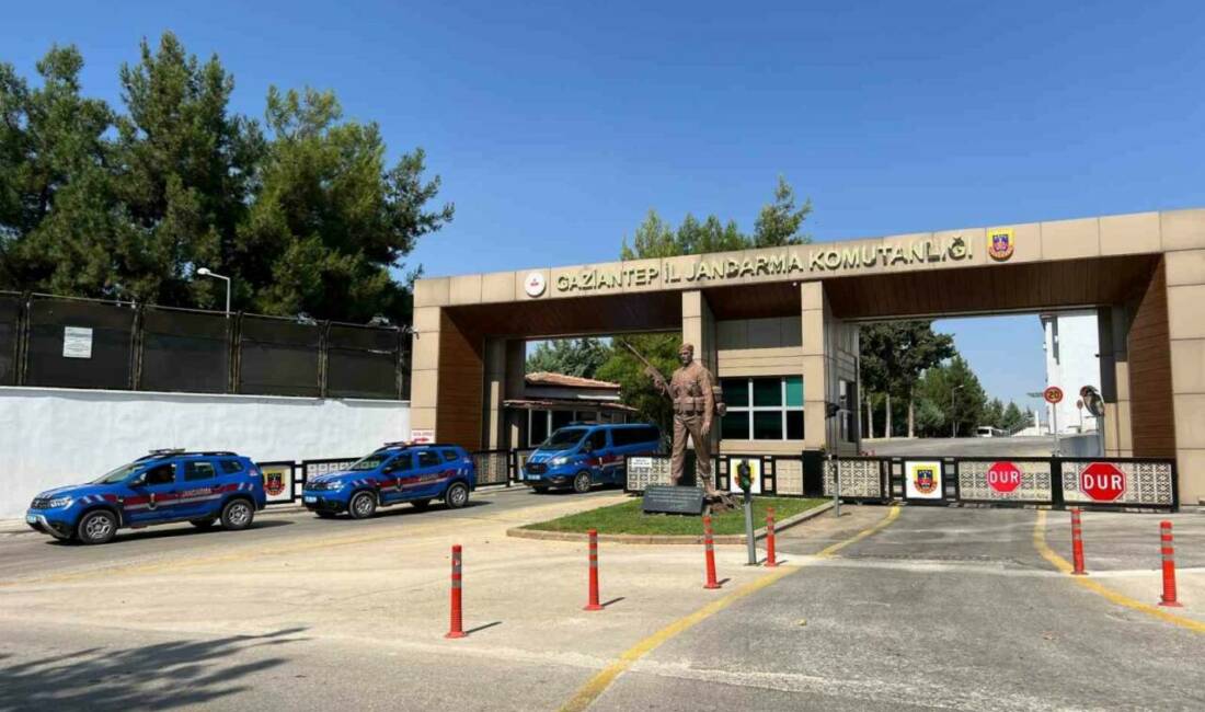 Gaziantep’te aranan 83 şahsı jandarma yakaladı Gaziantep'te aranan 83 şahıs, jandarma ekipleri tarafından yakalanarak tutuklandı. Jandarma