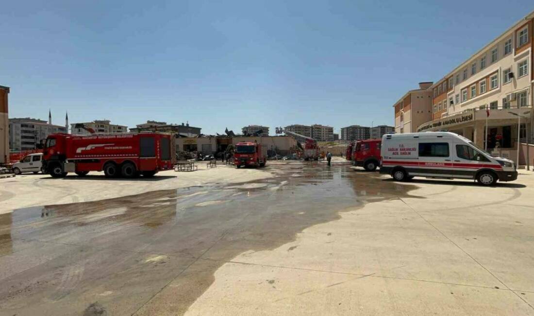 Gaziantep'te bir meslek lisesinin mobilya atölyesinde çıkan yangın, itfaiye ekiplerinin