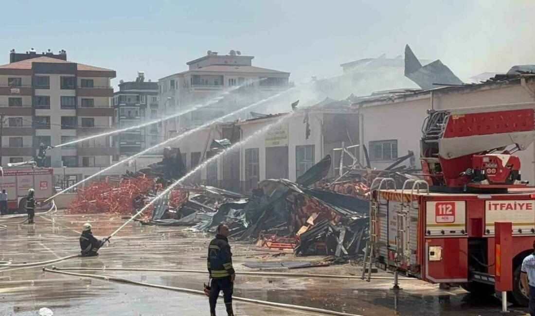 Gaziantep'teki bir meslek lisesinin mobilya atölyesinde çıkan yangın, ekiplerin müdahalesi