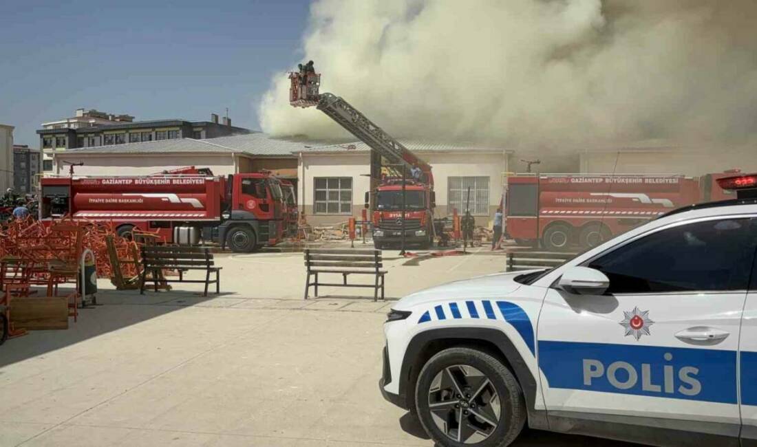 Gaziantep'te bir meslek lisesinin mobilya atölyesinde çıkan yangına itfaiye ekipleri
