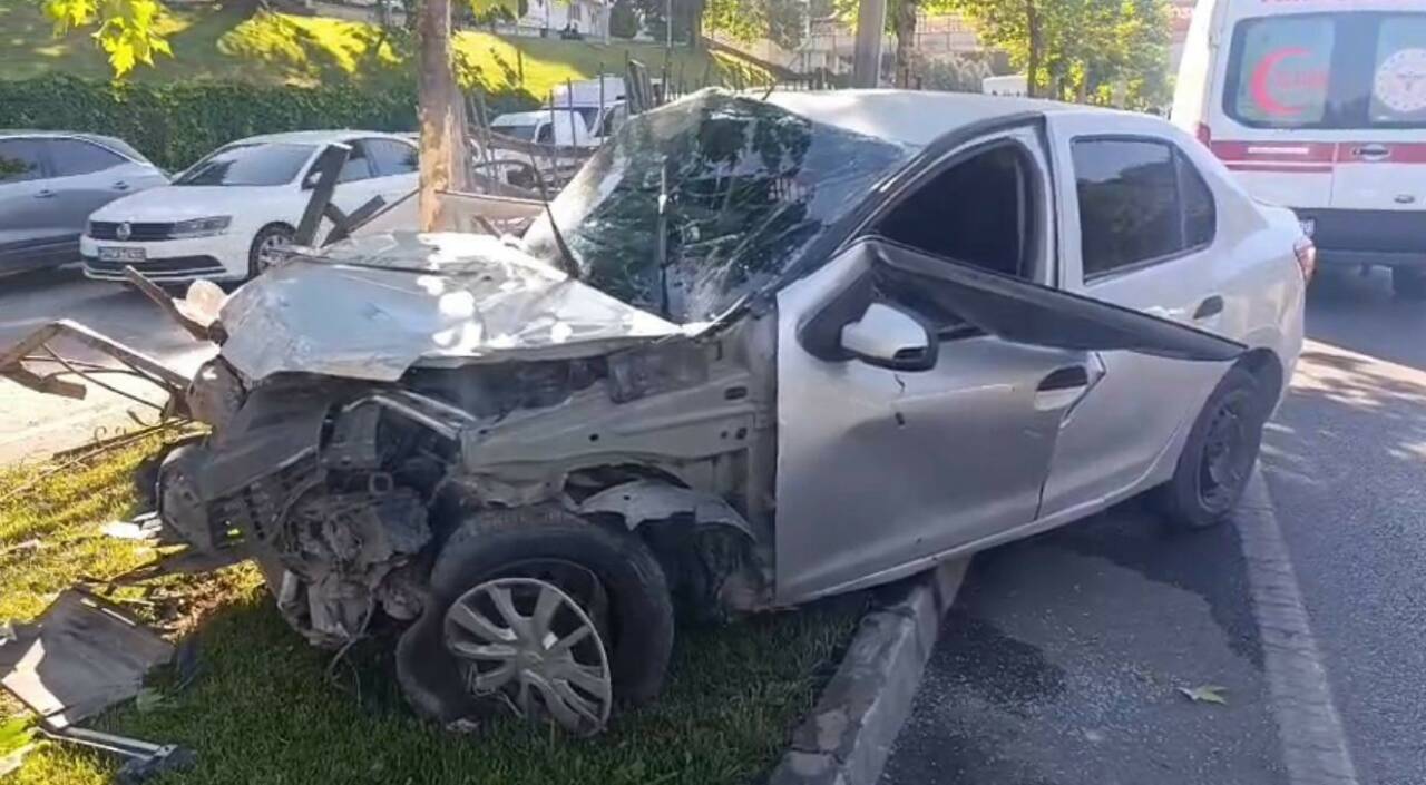 Gaziantep'te yaşanan trafik kazasında bir otomobil refüjdeki demirlere çarparak durabildi.