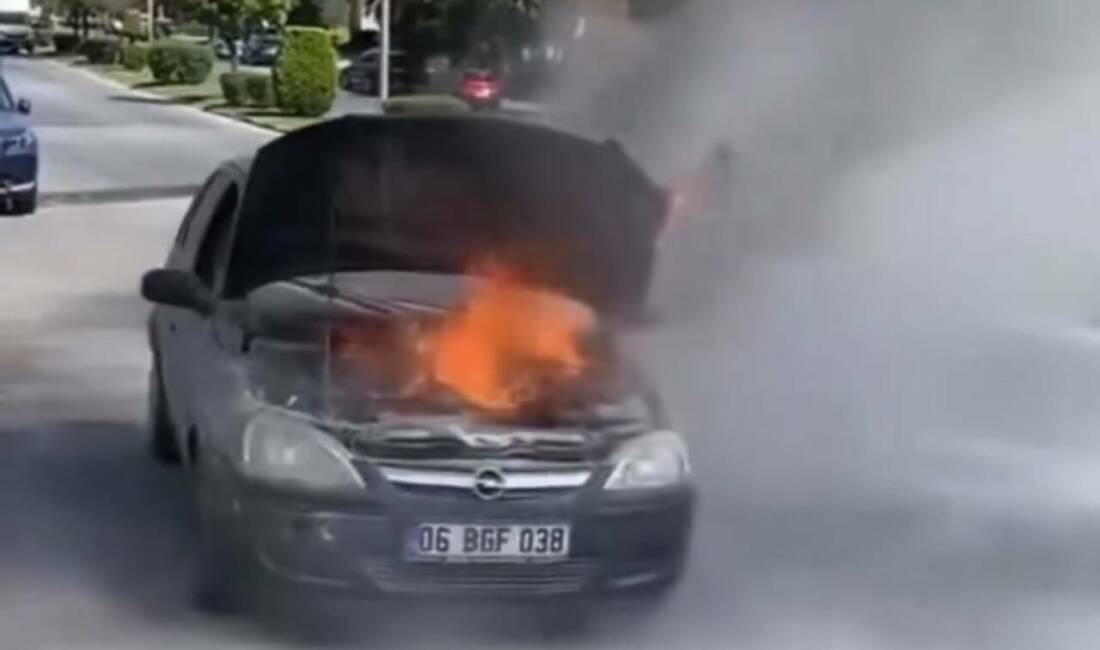 Gaziantep'te seyir halindeki bir otomobil motor kısmından çıkan yangın sonucu