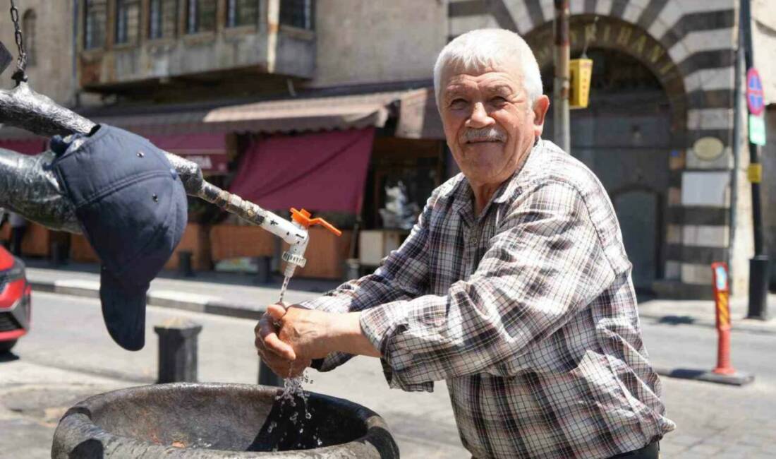Gaziantep'te termometreler 42 dereceyi geçerken vatandaşlar serinlemek için gölge yerleri
