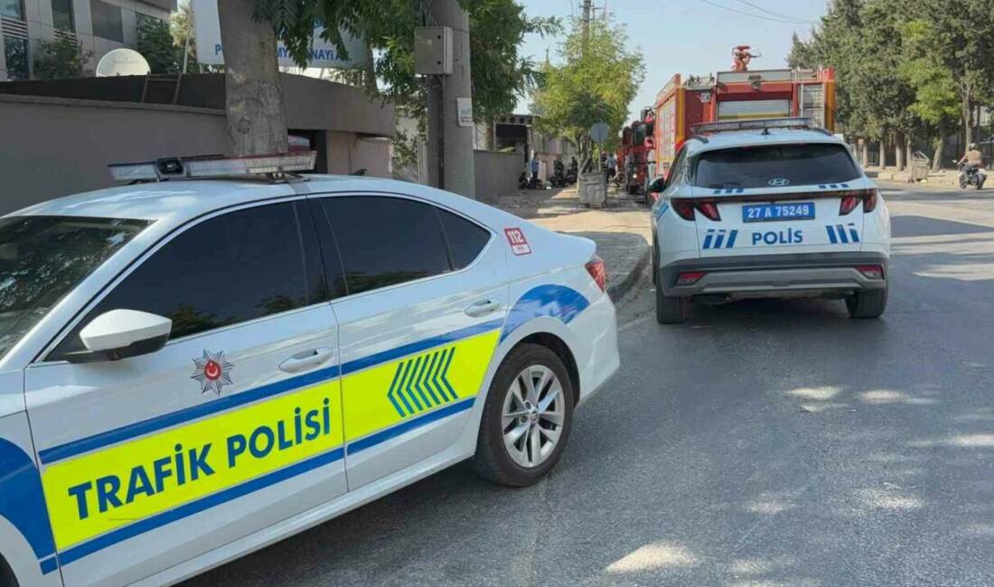Gaziantep'te bir tekstil fabrikasında çıkan yangın, itfaiye ekipleri tarafından kontrol