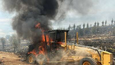 Adıyaman’ın Gölbaşı ilçesinde meydana gelen orman yangınının iş makinesine sıçraması