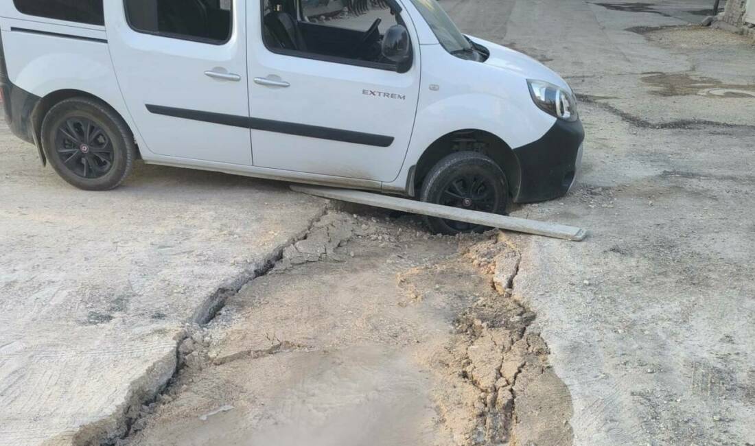 Adıyaman'da alt yapı çalışmalarının yapıldığı bölgede bir hafif ticari araç,