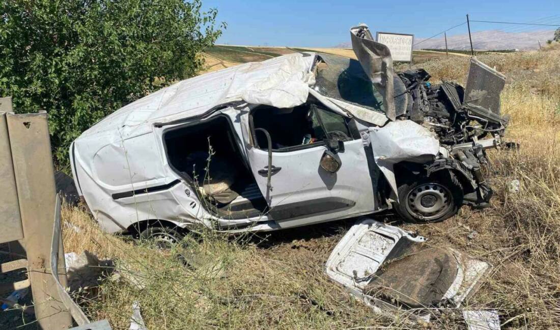 Adıyaman'Gölbaşı Karayolu'nda meydana gelen kazada hafif ticari aracın şarampole yuvarlanması