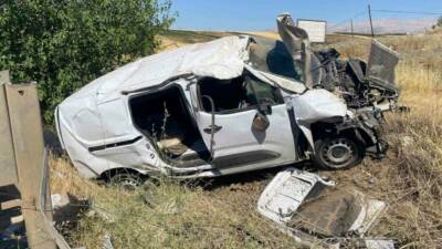 Adıyaman'Gölbaşı Karayolu'nda meydana gelen kazada hafif ticari aracın şarampole yuvarlanması