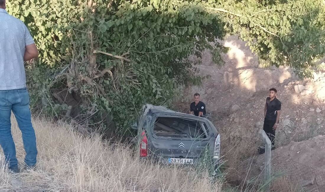 Adıyaman’da, sürücüsünün direksiyon hakimiyetini kaybettiği hafif ticari aracın şarampole yuvarlanması