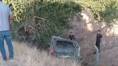 Adıyaman’da, sürücüsünün direksiyon hakimiyetini kaybettiği hafif ticari aracın şarampole yuvarlanması