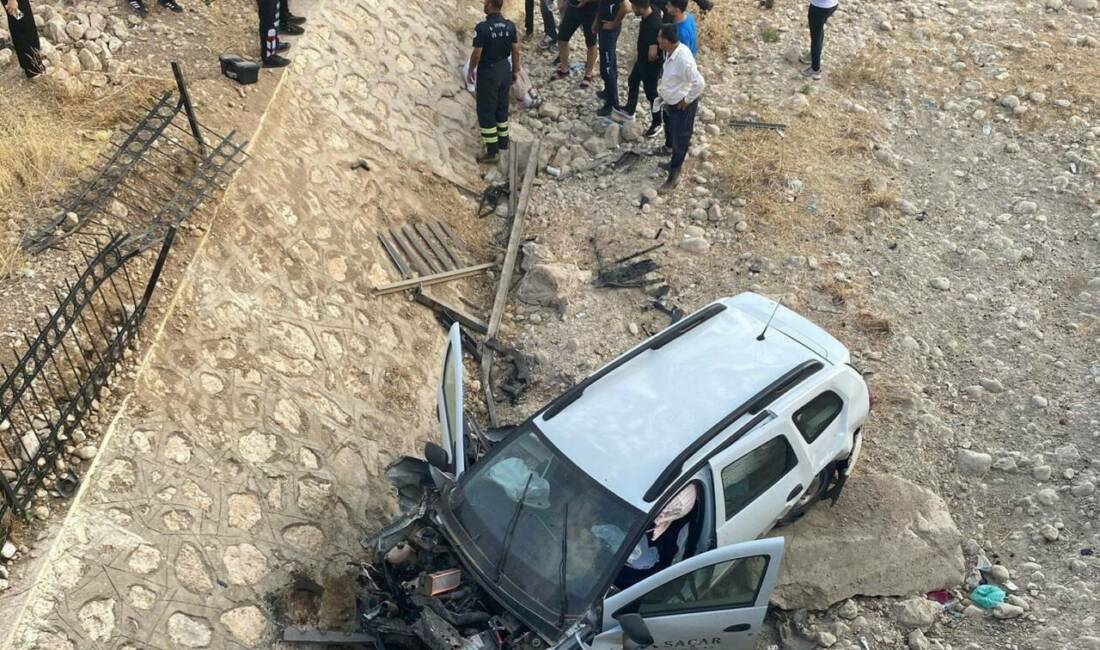 Adıyaman’da, sürücüsünün direksiyon hakimiyetini kaybettiği hafif ticari aracın şarampole yuvarlanıp