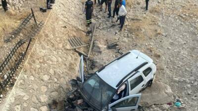 Adıyaman’da, sürücüsünün direksiyon hakimiyetini kaybettiği hafif ticari aracın şarampole yuvarlanıp