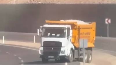Siirt’in Kurtalan ilçesinde bir hafriyat kamyonu, karşı şeride geçerek trafiği