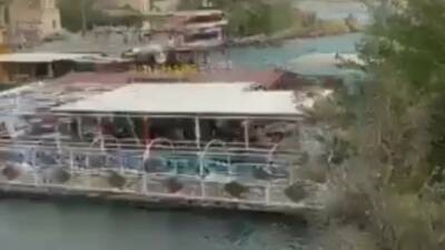 Şanlıurfa’nın Halfeti ilçesinde, Fırat Nehri üzerinde sabitlenen bir duba restoran,