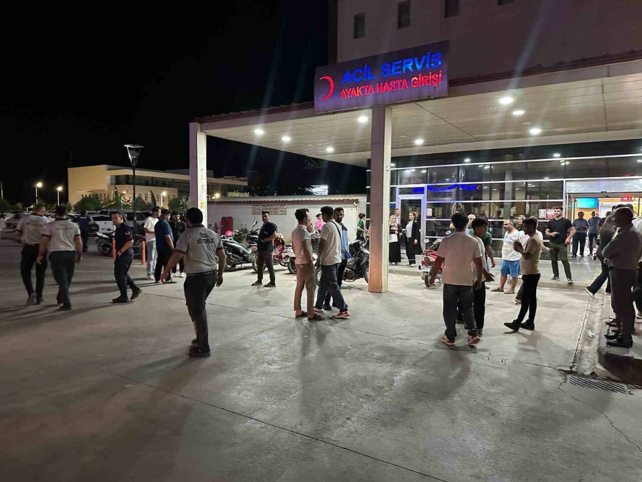 Adıyaman’da, hastanede iki grup arasında tekme ve yumruklu kavga yaşandı.