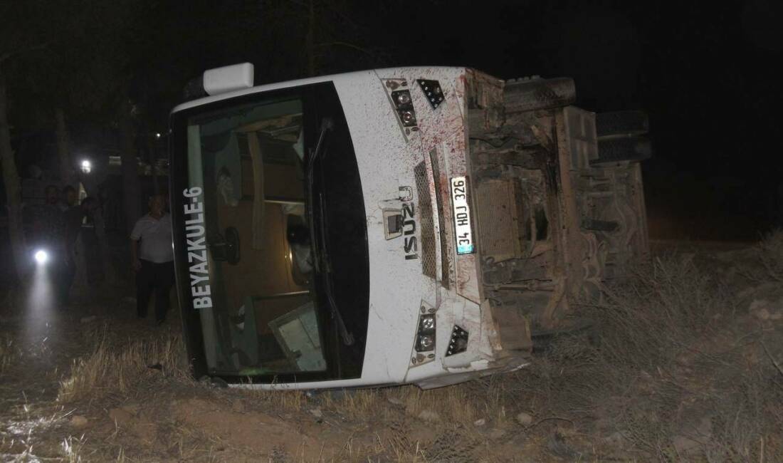 İşçileri taşıyan otobüs eşeğe çarparak devrildi: 15 yaralı Şanlıurfa'nın Ceylanpınar ilçesinde, TİGEM'e ait bir servis otobüsü eşeğe çarparak