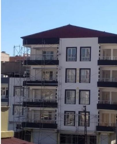 Çermik ilçesinde Tepe Mahallesi'nde bir inşaat iskelesinden düşen bir usta