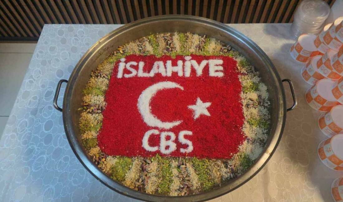 Gaziantep İslahiye İlçe Adliyesi'nde Muharrem ayında tüm çalışanlara aşure dağıtıldı.