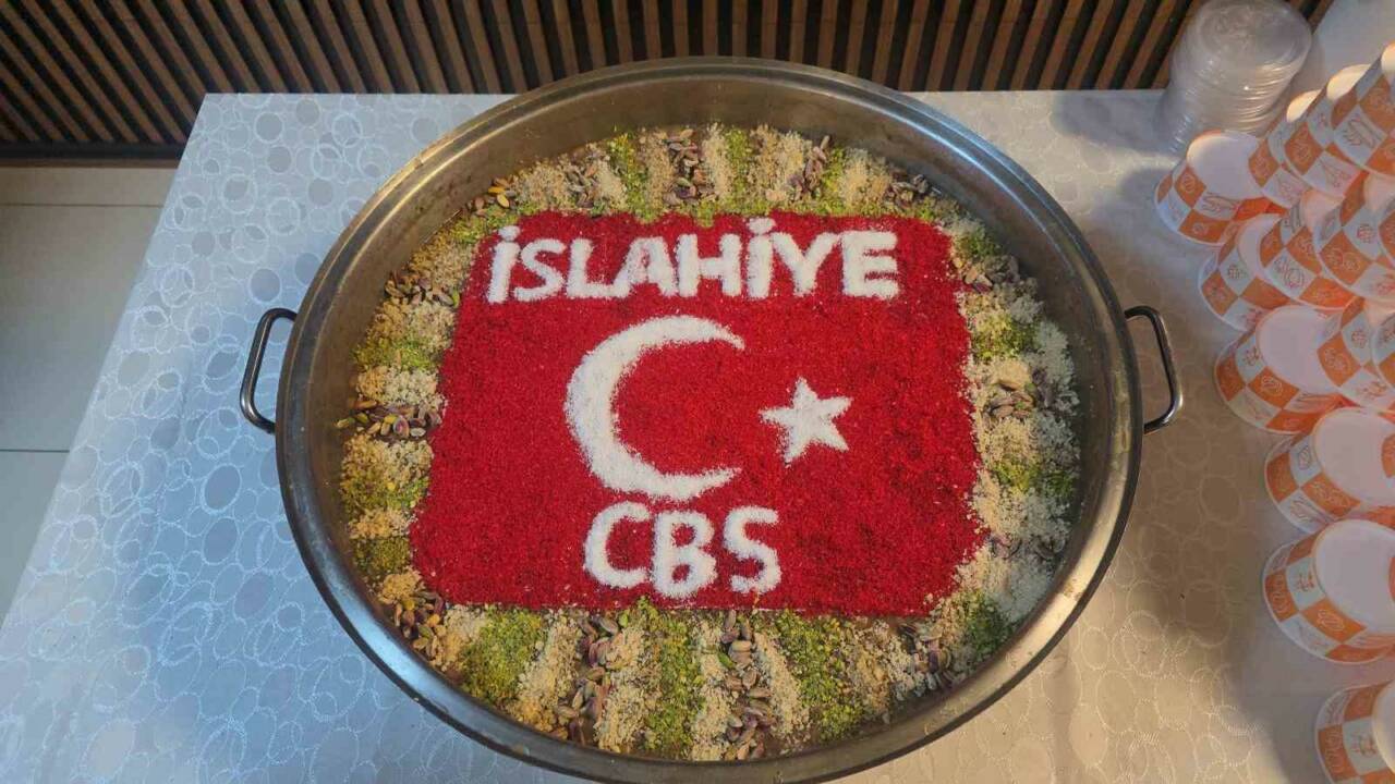 Gaziantep İslahiye İlçe Adliyesi'nde Muharrem ayında tüm çalışanlara aşure dağıtıldı.