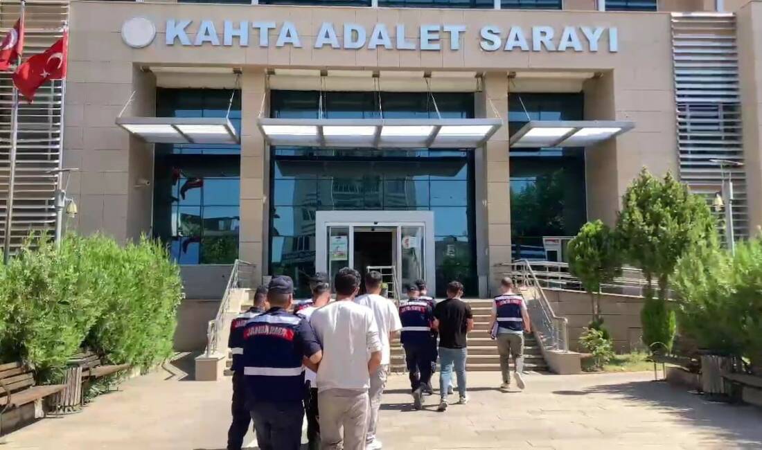 Adıyaman İl Jandarma Komutanlığı tarafından yürütülen uyuşturucu satıcılarına yönelik operasyon