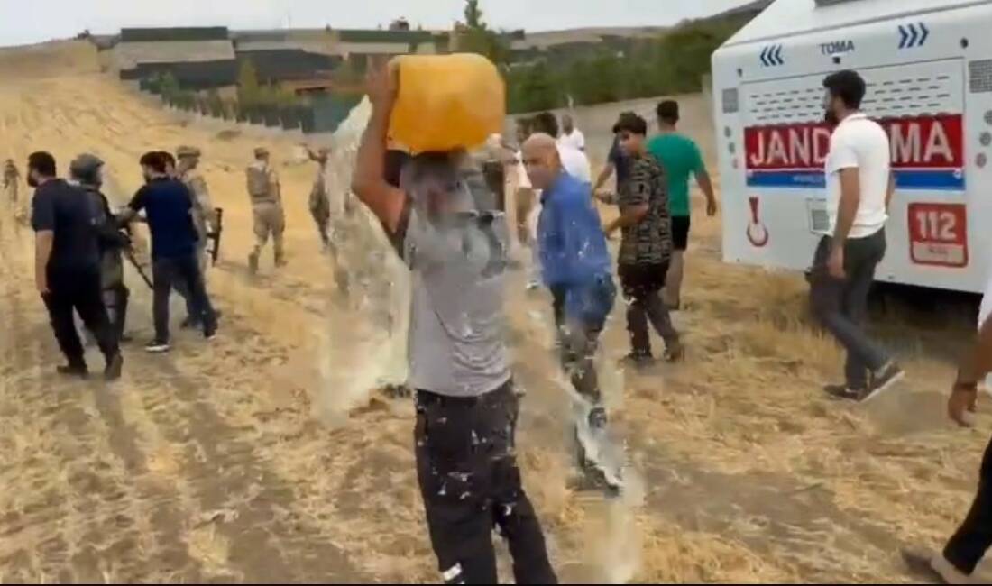 Kaçak yapıları yıkılan aileler kendini yakmaya çalıştı Batman'da kaçak olarak inşa edilen hobi bahçelerinin yıkımı sırasında çıkan