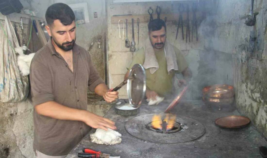 Gaziantep'te 40 derece sıcaklıkta çalışan kalay ustaları, 200 dereceye varan