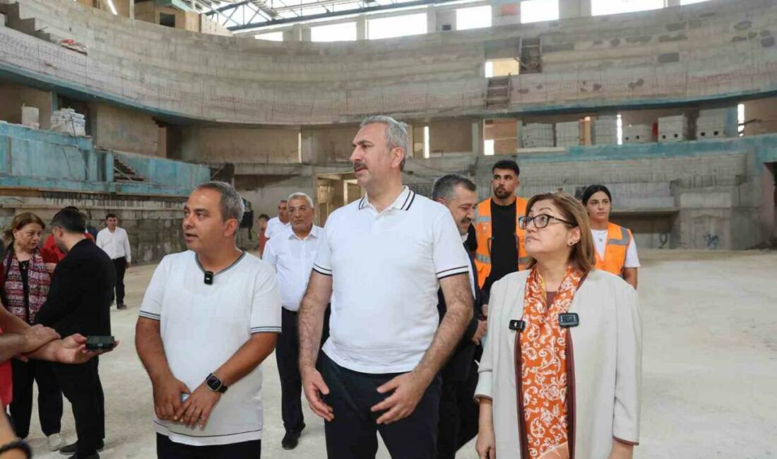 Gaziantep Büyükşehir Belediye Başkanı Fatma Şahin, Kamil Ocak Spor Salonu'nun