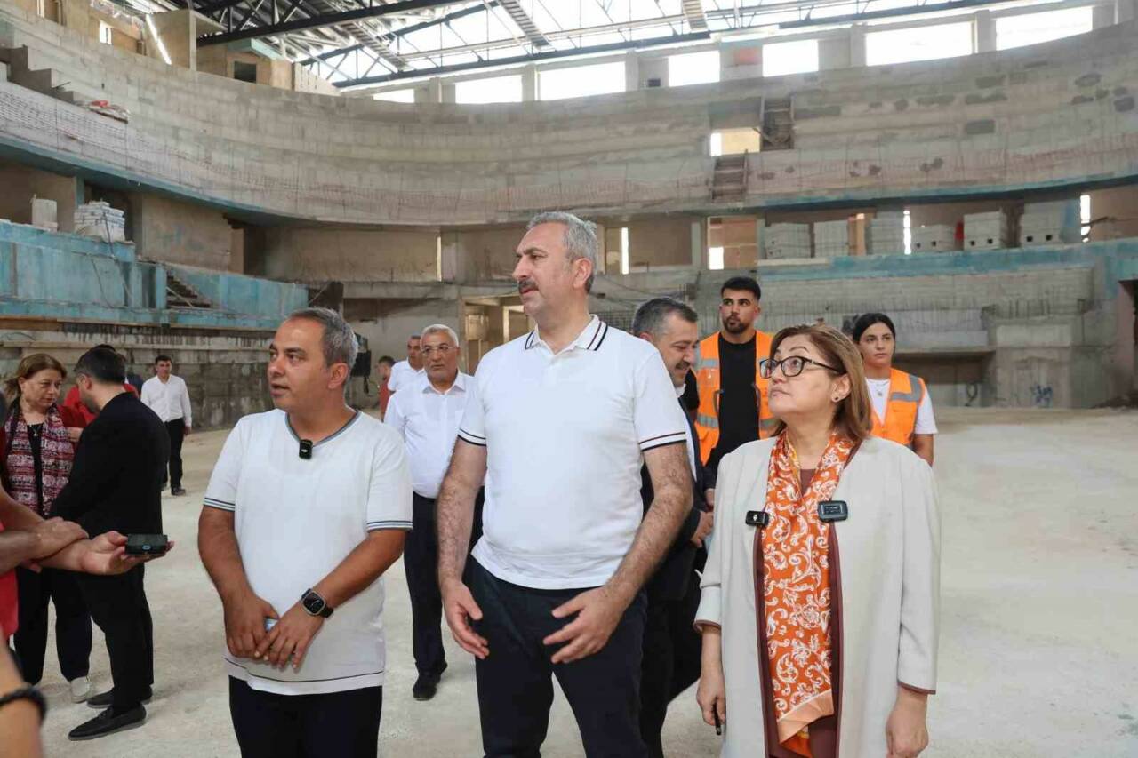 Gaziantep Büyükşehir Belediye Başkanı Fatma Şahin, Kamil Ocak Spor Salonu'nun