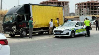 Diyarbakır’ın merkez Sur ilçesinde kamyonet ile otomobilin çarpıştığı kazada 2