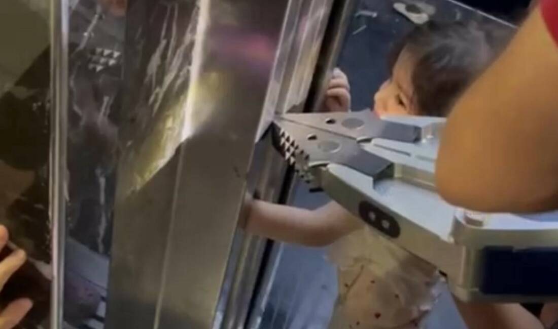 Kolu asansöre sıkışan çocuk kurtarıldı Batman'ın Bayındır Mahallesi'nde bulunan bir sitede, kolu asansöre sıkışan bir