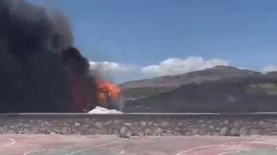 Adıyaman'da inşaat alanındaki bir konteyner alev alarak zarara neden oldu.