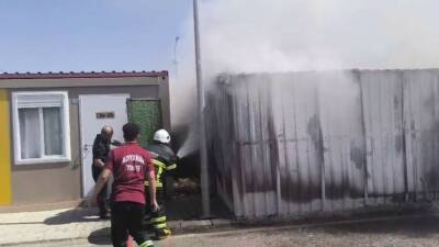 Adıyaman'da, Yunus Emre Mahallesi'nde bulunan K2-B Konteyner Kent'te çıkan yangın,