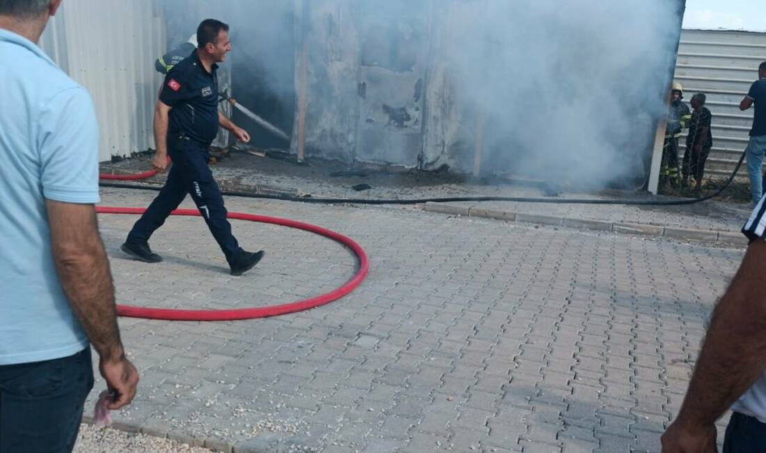 Adıyaman'da bir konteynerde çıkan yangın kısa süreli paniğe yol açtı.