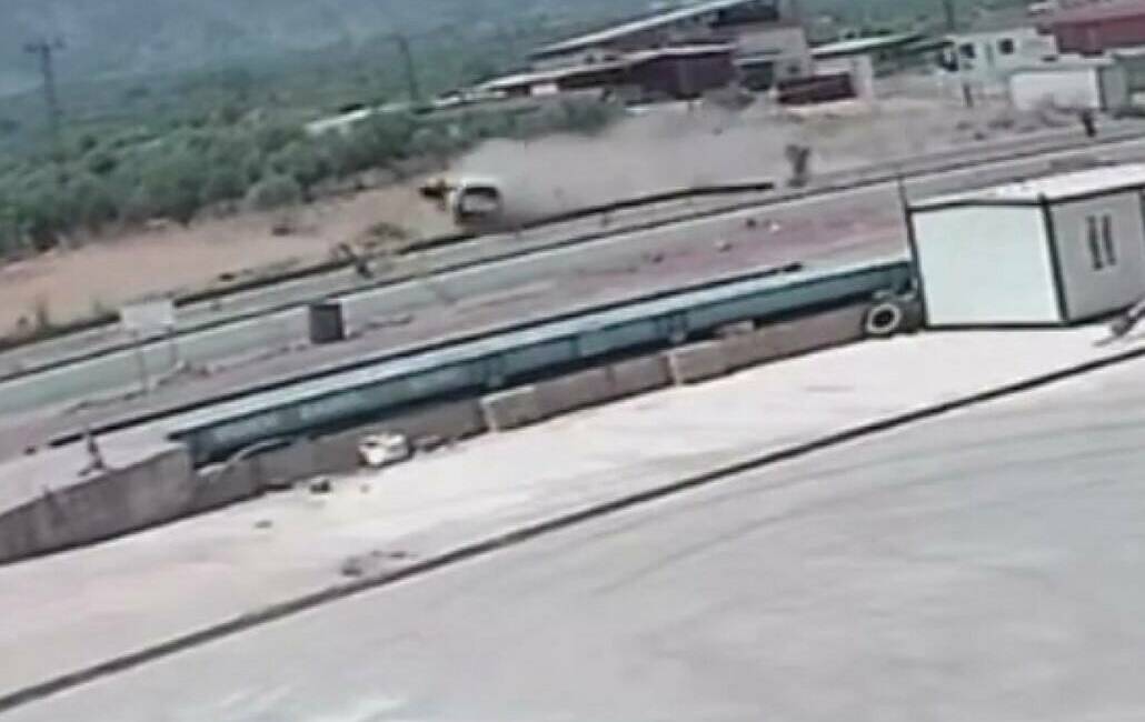 İslahiye ilçesinde meydana gelen feci kaza sonucunda hafif ticari aracın