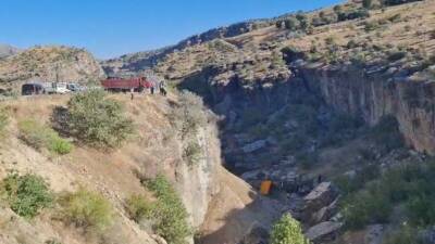 Adıyaman’ın Sincik ilçesinde meydana gelen kazada, hafriyat kamyonunun uçuruma düşmesi