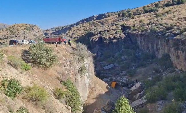 Adıyaman’ın Sincik ilçesinde meydana gelen kazada, hafriyat kamyonunun uçuruma düşmesi