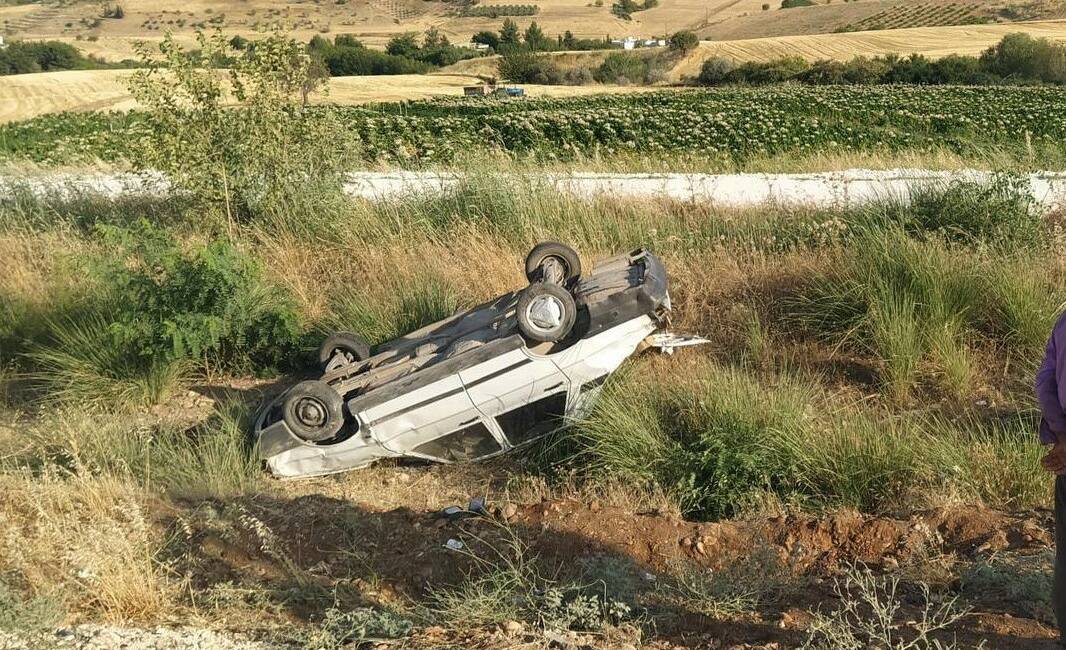 Adıyaman'da, bir otomobilin sürücüsünün kontrolünü kaybetmesi sonucu takla atmasıyla meydana