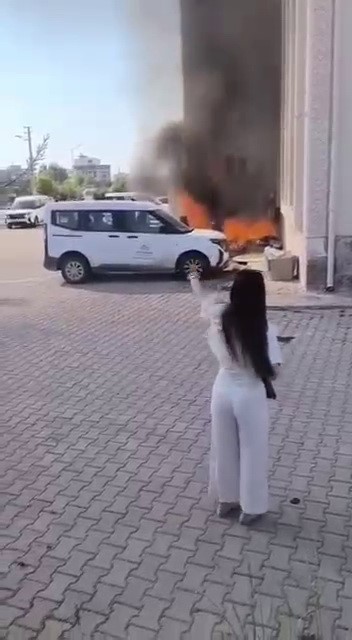 Adıyaman'da bir kuruma ait binanın bahçesinde çıkan yangın korku ve