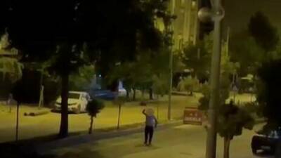 Adıyaman'da iddiaya göre madde bağımlısı bir şahıs, yoldan geçen araçlara