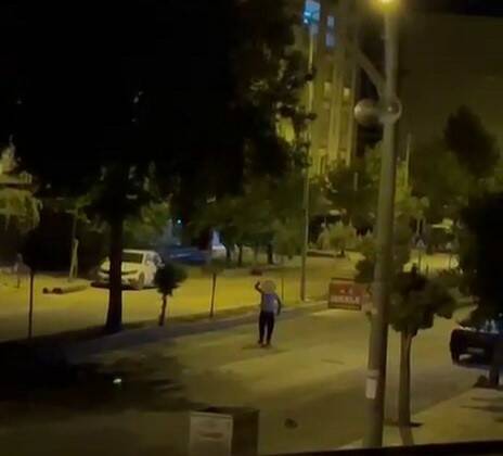 Adıyaman'da iddiaya göre madde bağımlısı bir şahıs, yoldan geçen araçlara