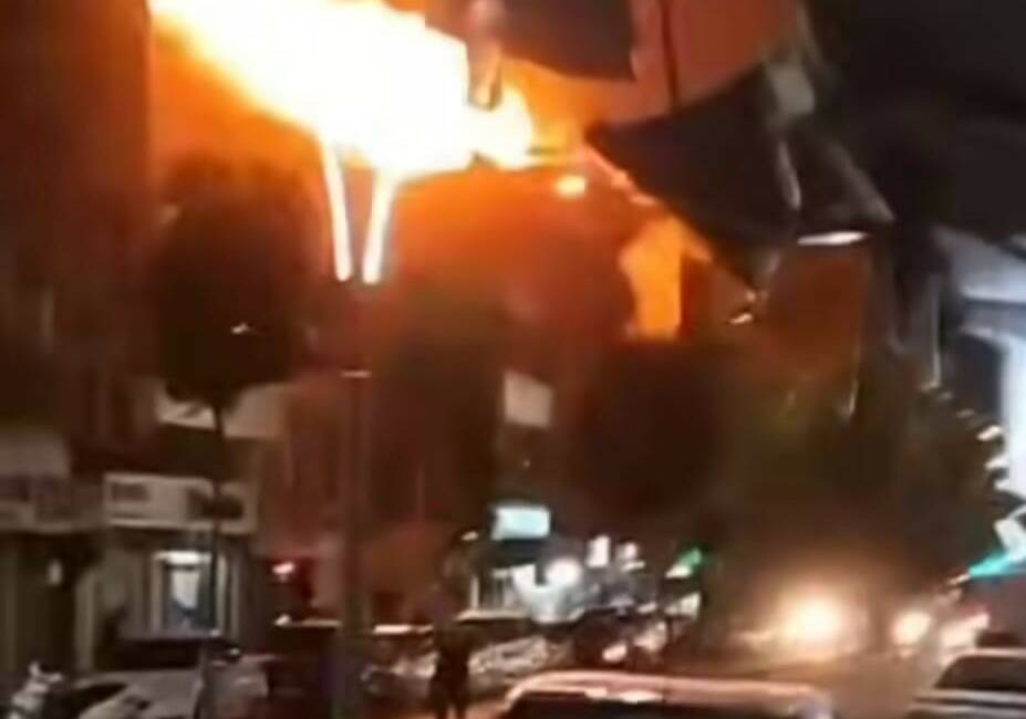 Batman'da bir binanın terasında mangal ateşi rüzgarın etkisiyle yayılarak tüp
