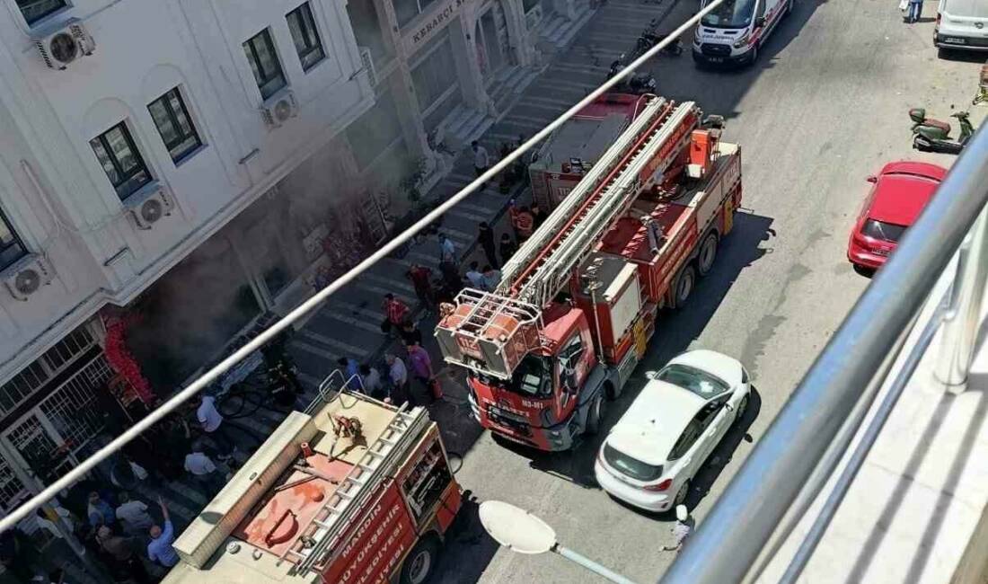 Mardin'in Midyat ilçesinde bulunan bir çiçekçi dükkanında çıkan yangın, itfaiye