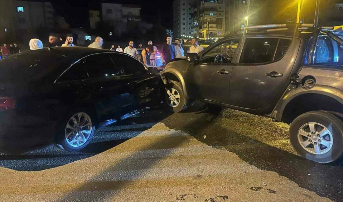 Mardin'in Midyat ilçesinde meydana gelen kazada otomobil ile pikap çarpıştı;