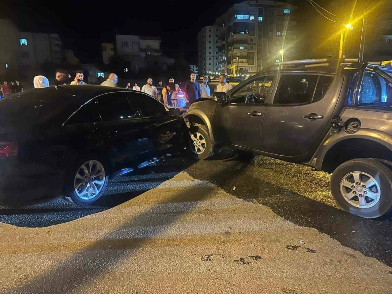 Mardin'in Midyat ilçesinde meydana gelen kazada otomobil ile pikap çarpıştı;