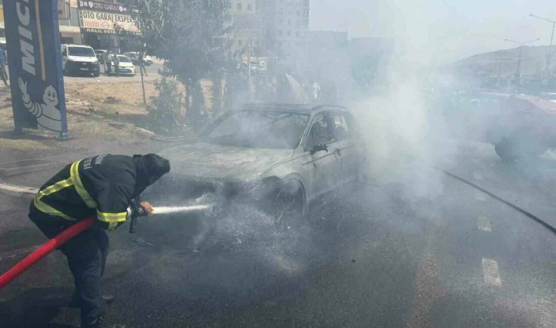 Mardin'in Artuklu ilçesinde Yenişehir Mahallesinde seyir halindeki bir otomobil, henüz