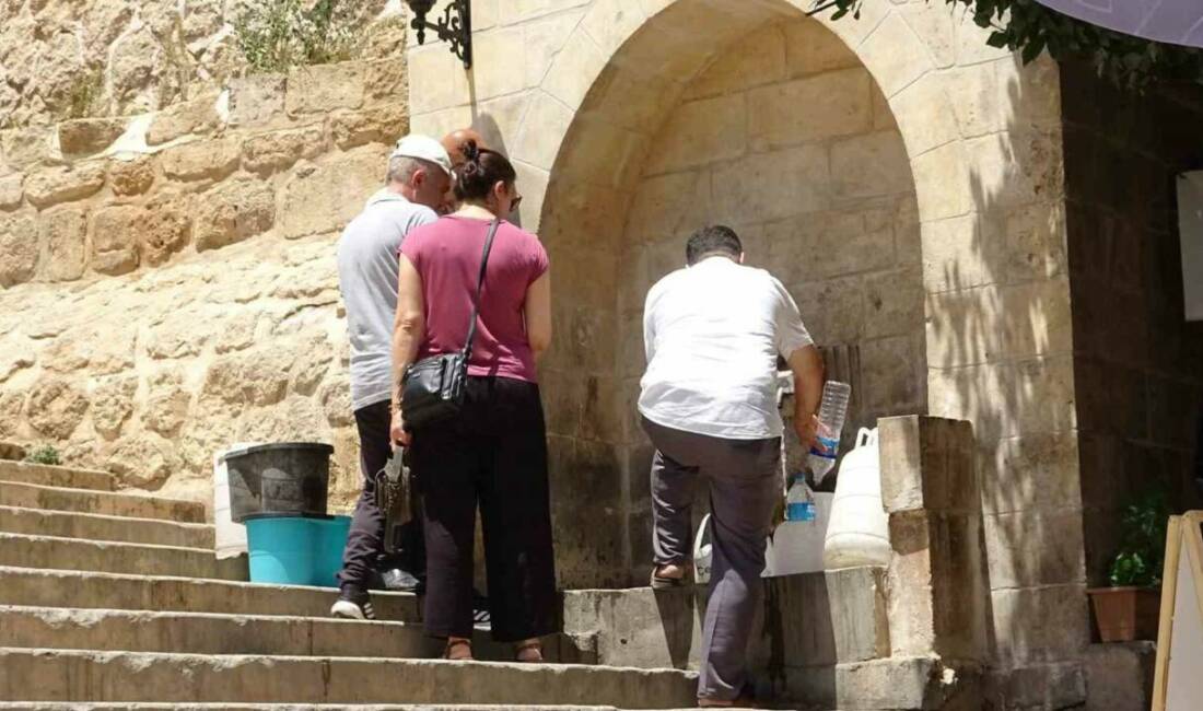 Mardin'de hava sıcaklığı mevsim normallerinin üstünde seyrederken sokaklar boşaldı. Vatandaşlar
